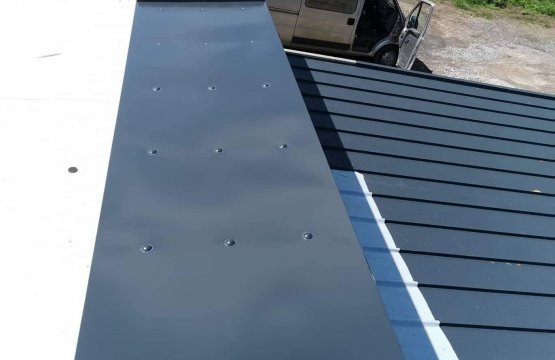 Instalace ploché střechy s tepelnou izolací EPS 100/150, TPO folie Bauder Thermoplan T15 a přitížení kačírkem