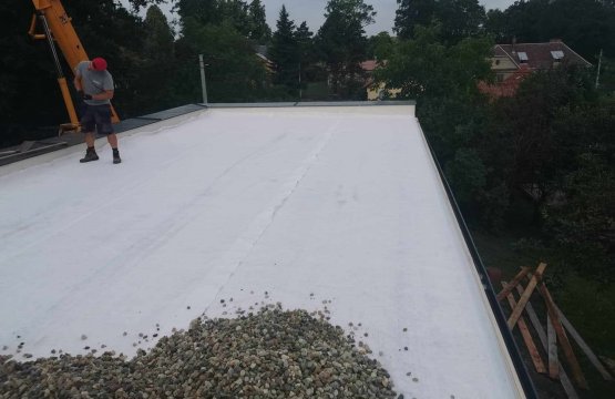 Instalace ploché střechy s tepelnou izolací EPS 100/150, TPO folie Bauder Thermoplan T15 a přitížení kačírkem
