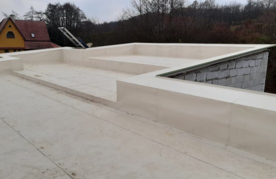 Instalace tesařská konstrukce střechy z KVH hranolů, záklop z OSB, parotěs z SBS asfaltových pásů s Al