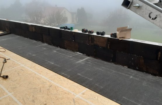 Instalace tesařská konstrukce střechy z KVH hranolů, záklop z OSB, parotěs z SBS asfaltových pásů s Al