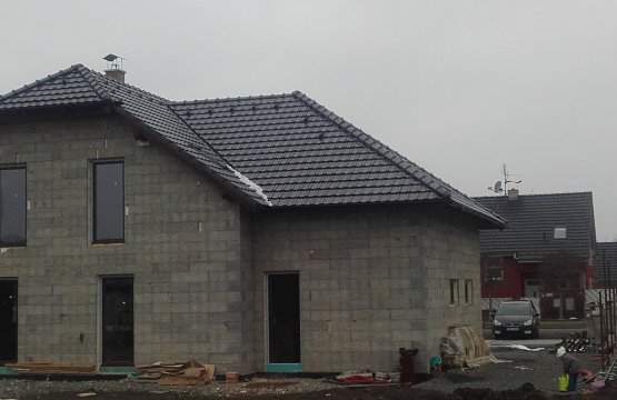 Nový krov s pohledovými prvky a palubkami, přiznané přesahy v palubkách, Tondach Stodo 15 břidlicově černá glazura, střešní okna Velux.