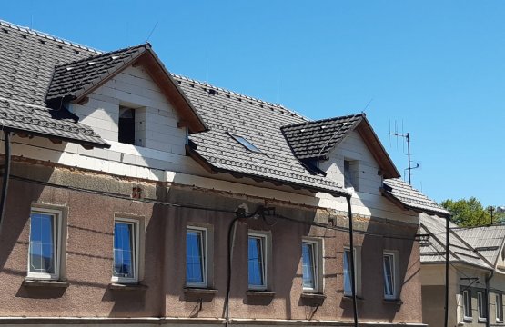 Nový krov s pohledovými prvky a palubkami, střešní okna Roto a střešní tašky Tondach Stodo 12 černá engoba.