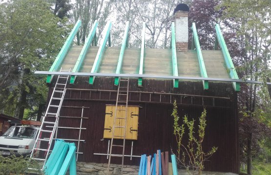 Rekonstrukce střechy a zateplení minerální izolací, imitace tašky v plechu Maxidek 50 na chatě Hynčice pod Sušinou.