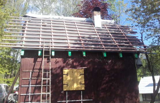 Rekonstrukce střechy a zateplení minerální izolací, imitace tašky v plechu Maxidek 50 na chatě Hynčice pod Sušinou.