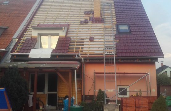 Rekonstrukci střechy, nadkrokevní izolaci Bauder PIR+, střešní okna Roto a fasádu na vikýřích.