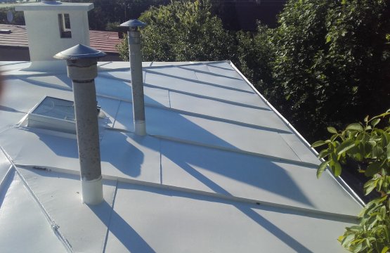 Renovace nátěru plechové střechy a oprava komínů.